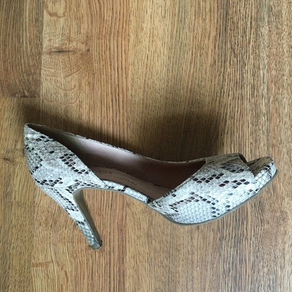 Le Château Beige Snake print Heels US 6 - Picture 9 of 10